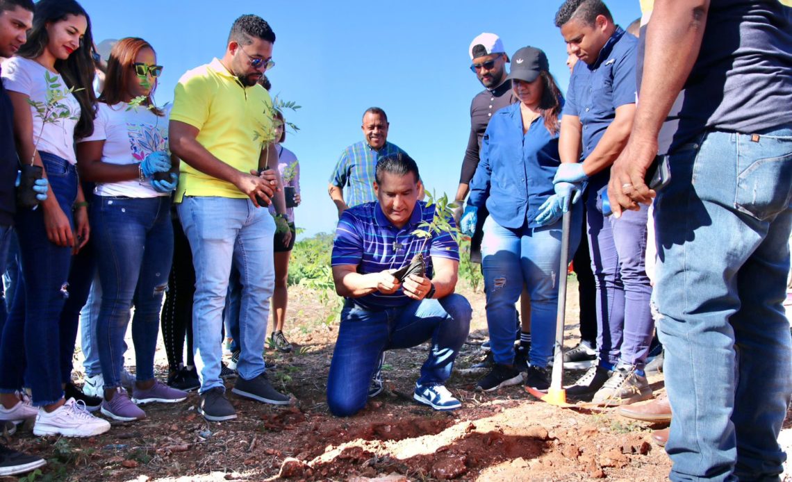 Luis Alberto trabajará por un SDE verde; realiza este sábado jornada de reforestación