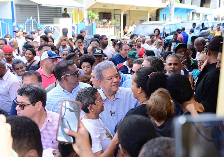 Leonel visita familias afectadas por inundaciones en SDO