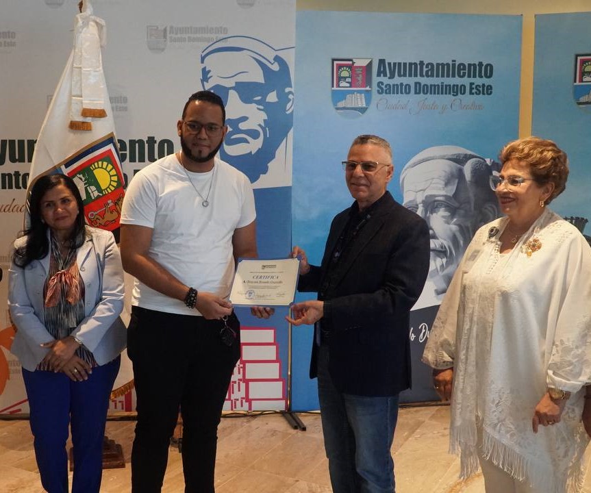 El Ayuntamiento de Santo Domingo Este gradúa a 263 jóvenes en escuelas laborales
