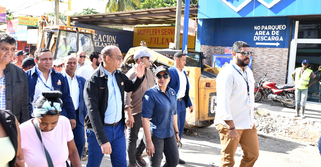 Deligne Ascención: El Gobierno lleva soluciones a problemas dejaron las lluvias en Santo Domingo Oeste