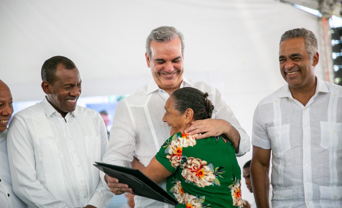 Abinader entrega 1188 títulos de propiedad en Elías Piña y Dajabón