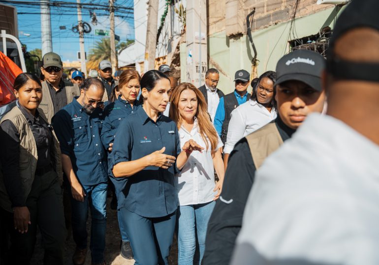 Carolina Mejía y Raquel Arbaje recorren Los Girasoles llevando aportes a las familias afectadas