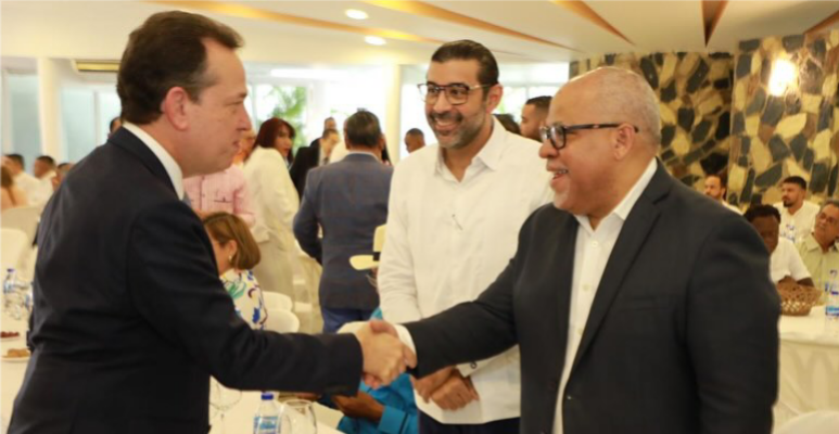 Ejecutivos Promipyme asisten almuerzo Día Nacional Detallistas
