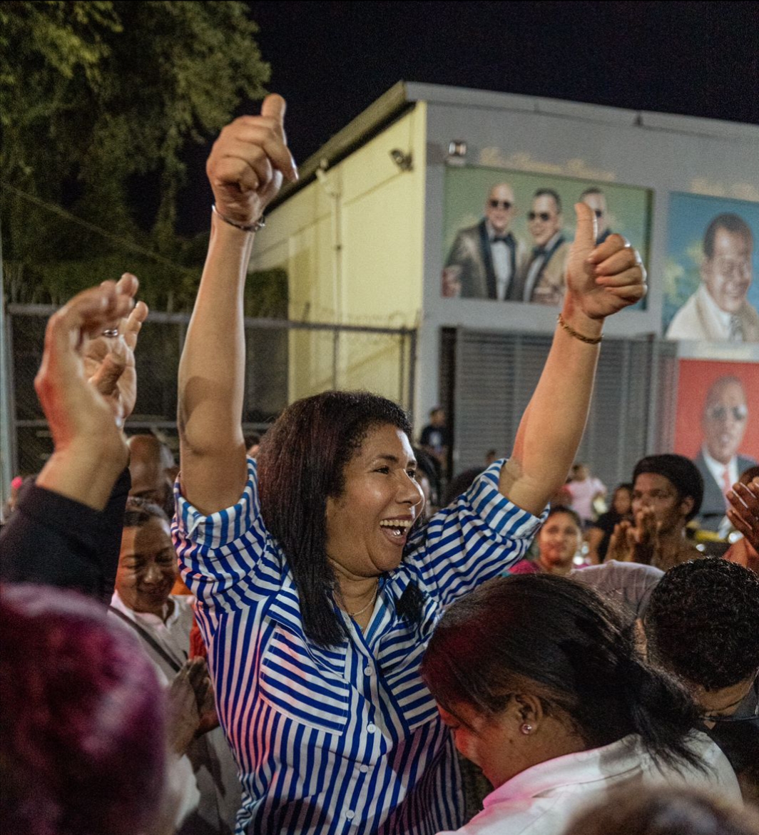 Por todo lo alto Evelyn Fernández celebra fiesta navideña.