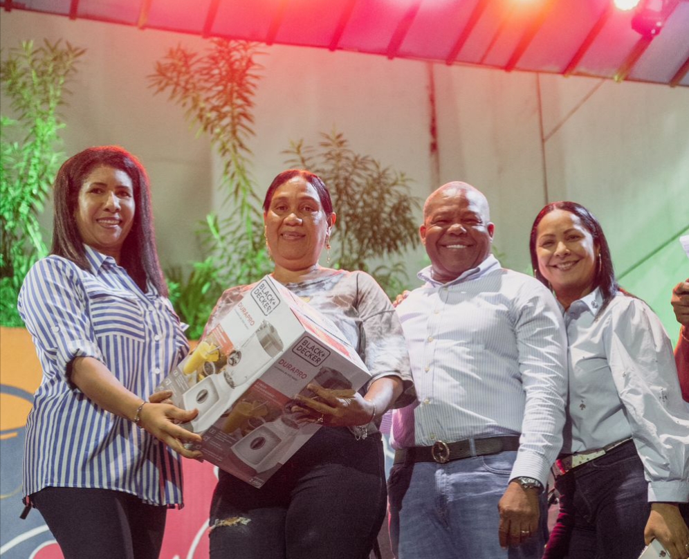 Por todo lo alto Evelyn Fernández celebra fiesta navideña.