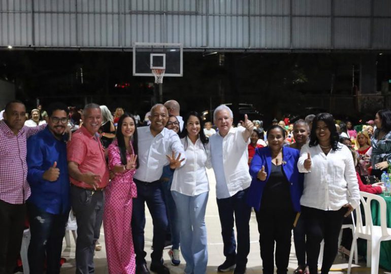 Movimiento Mujer RED festeja la Navidad junto a multitud de mujeres en Santo Domingo Este