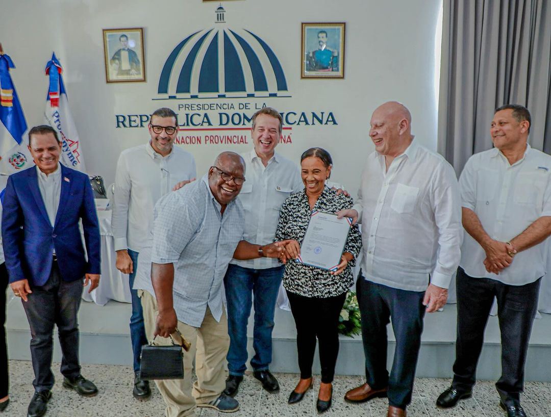 Gobierno entrega más de 15 millones de pesos en apoyo a emprendedores en Samaná