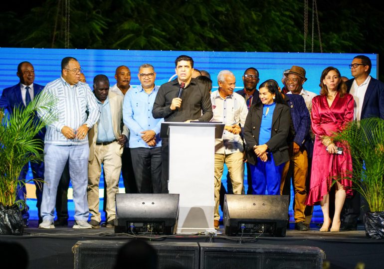 Pastor Dío Astacio ofrece cena navideña a líderes cristianos en SDE