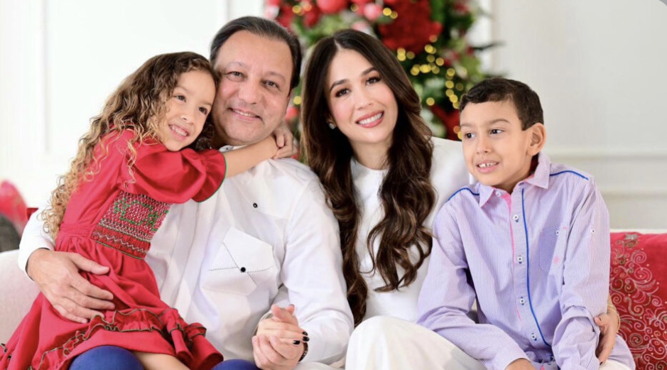 El mensaje de Navidad de Abel Martínez junto a Nahiony y sus hijos