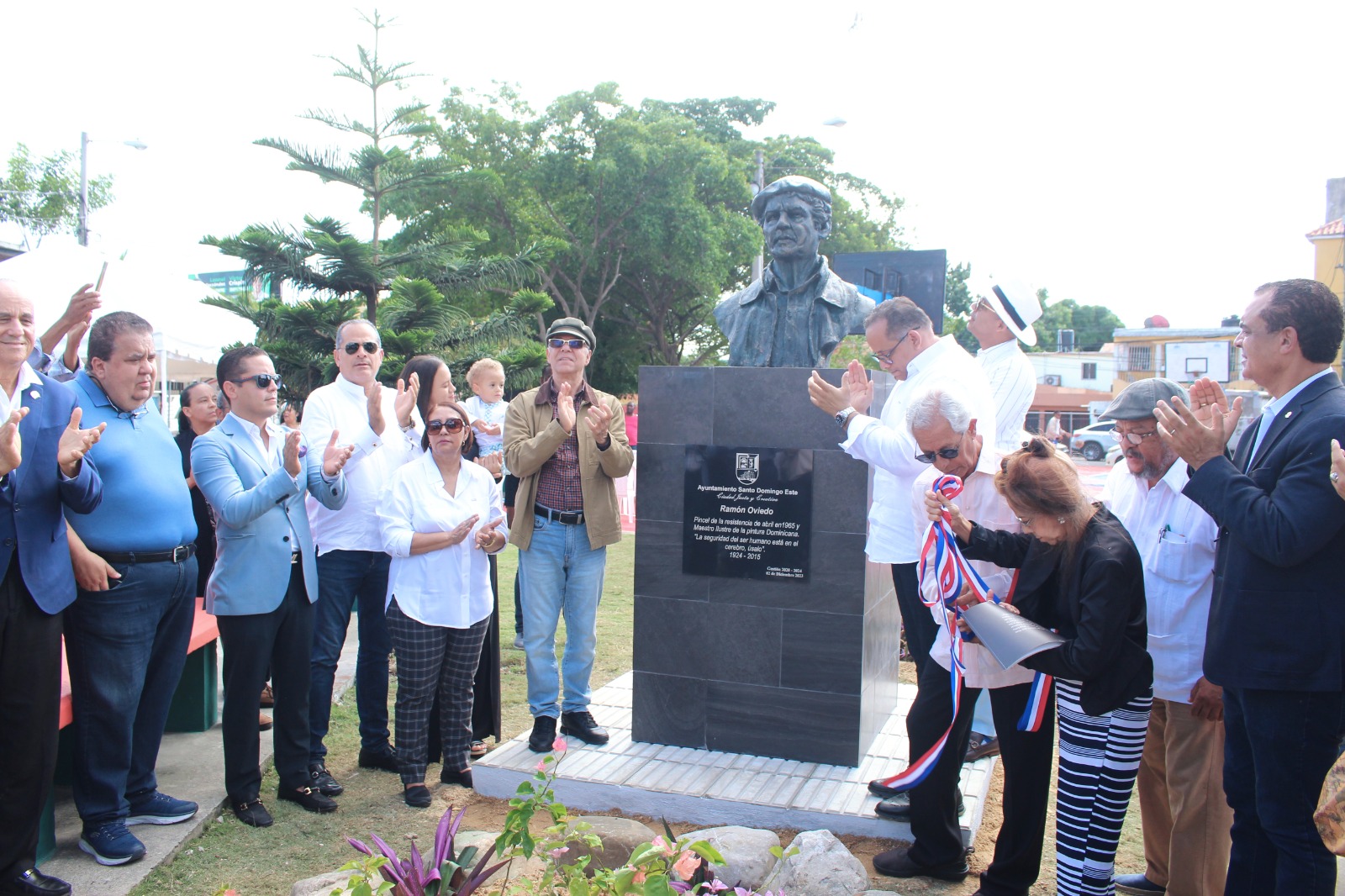 Alcalde Manuel Jiménez develiza busto y un gigantesco mural en honor al ilustre pintor Ramón Oviedo