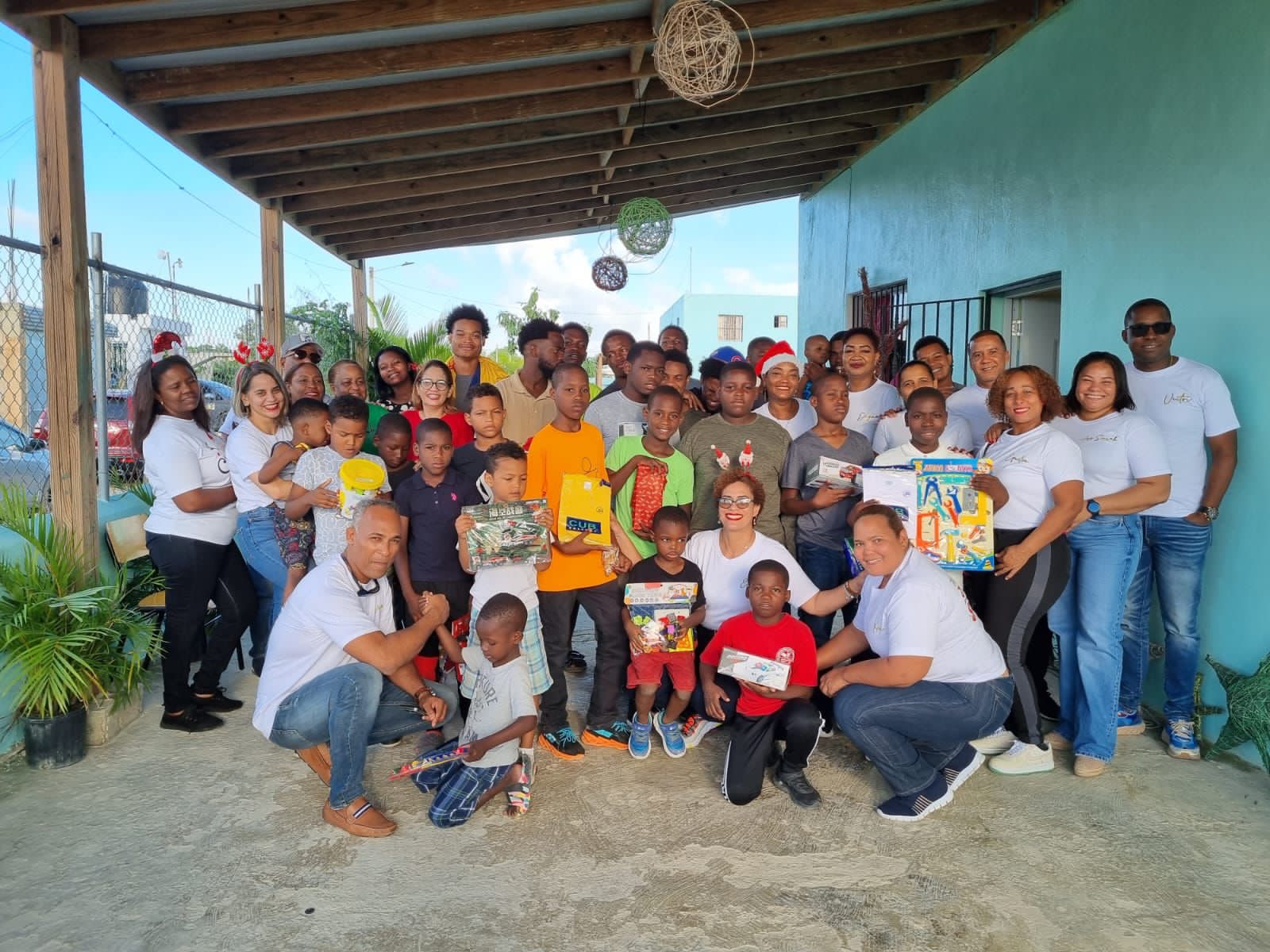 Egresados del liceo Gerardo Jansen realizan jornada solidaria