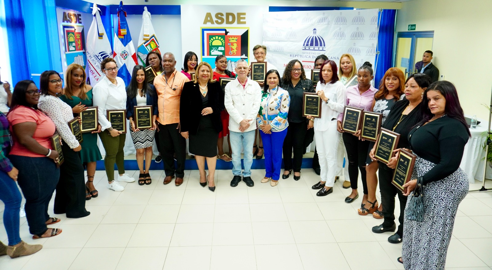 Ministerio de la Mujer y el Ayuntamiento de Santo Domingo Este reconocen a 16 damas del “Programa Mujeres al Volante”