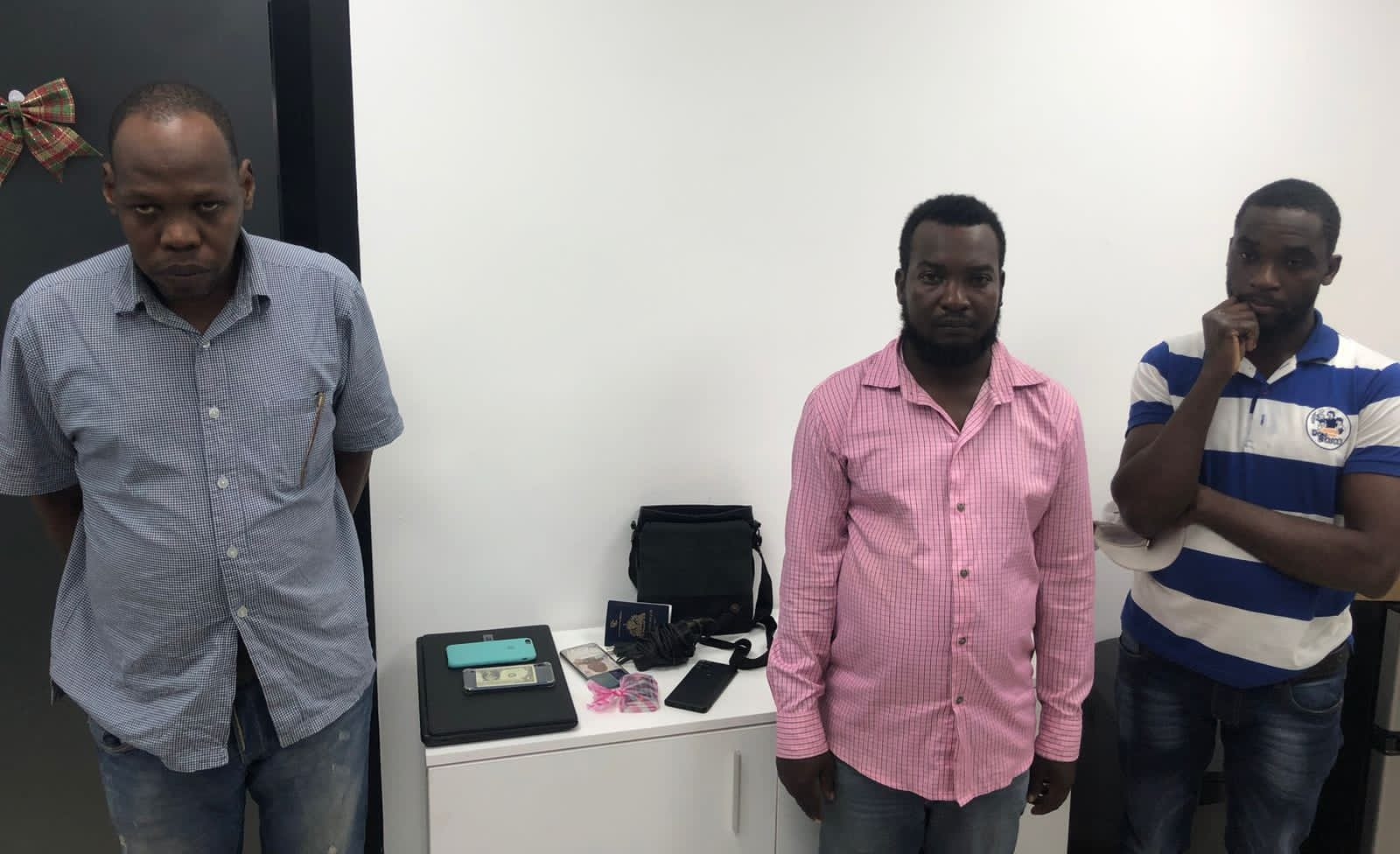 Migración apresa tres haitianos integrantes de red que se dedica a falsificar carnets migratorio