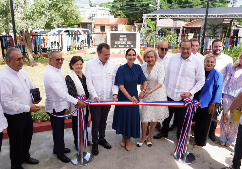Primera dama, MICM y fundación Farach inauguran parque Rafael Leopoldo Díaz en Baní