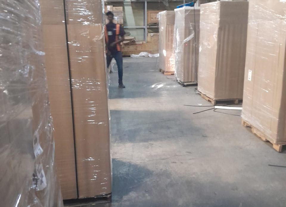DGA detiene contrabando millonario de cigarrillos y televisores en el AILA