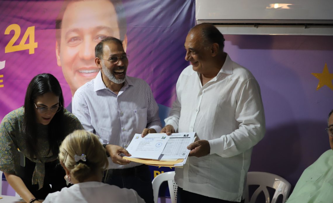 Inscriben a Víctor Fadul como candidato alcalde por Santiago