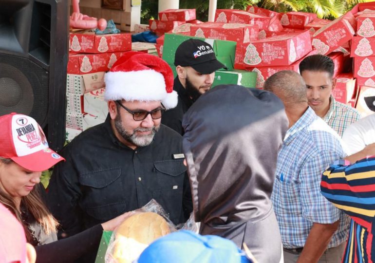 Senador Rogelio Genao entrega mil canastas navideñas a familias de Jarabacoa