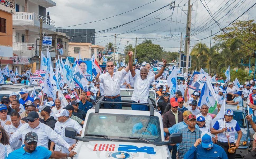 Con la consigna, «el cambio sigue» dominicanos respaldan a Abinader en Villa Altagracia y San Cristóbal