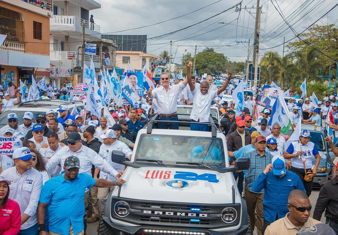 Con la consigna, «el cambio sigue» dominicanos respaldan a Abinader en Villa Altagracia y San Cristóbal