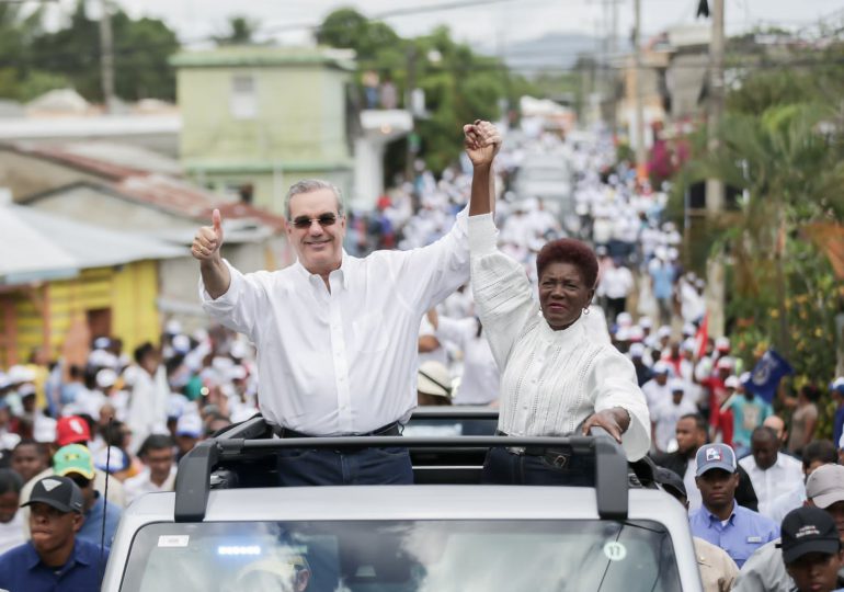 Luis Abinader encabeza dos multitudinarias caravanas en el Este