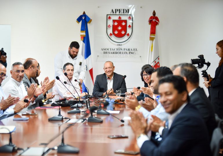 Ulises Rodríguez presenta sus propuestas de gobierno municipal al empresariado de Santiago