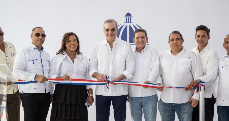 Presidente Luis Abinader inaugura 7 obras en Monseñor Nouel y La Vega