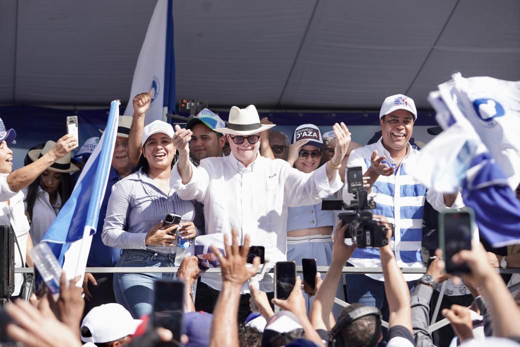 PRM recibe multitudinario apoyo en Línea Noroeste; Hipólito Mejía y Víctor D’Aza encabezan recorrido