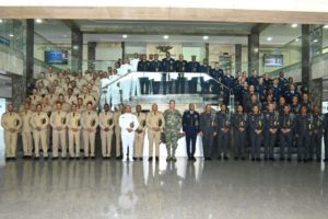 Oficiales que cumplen 25 años de ingreso en las Fuerzas Armadas y Policía Nacional visitan al ministro de Defensa