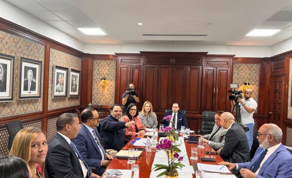 Sociedad Dominicana de Diarios y comisión del Gobierno revisan Ley del DNI completa