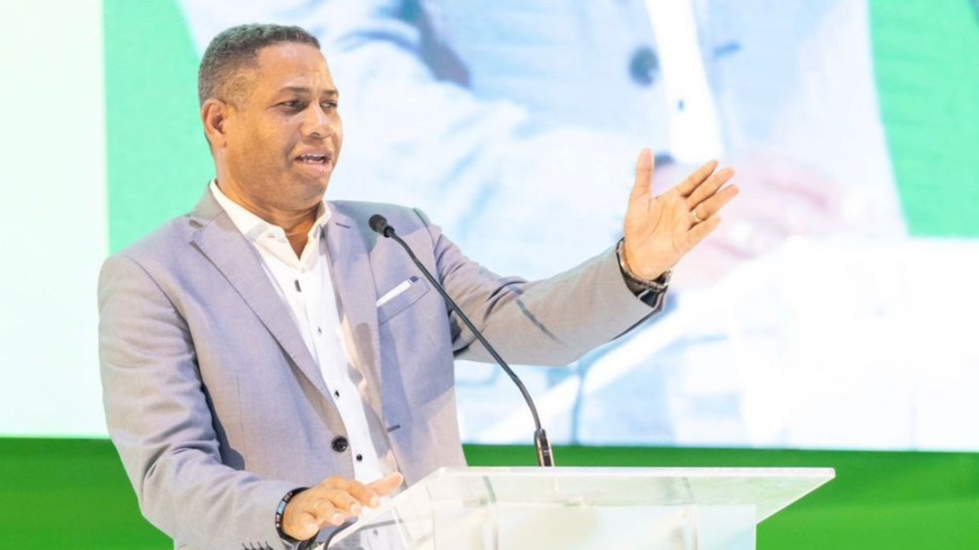Trajano Santana dice respaldará inversión del Gobierno en Barahona con agenda legislativa desde el Senado