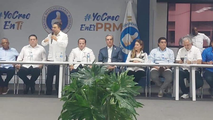 Luis Abinader se reúne con el comando del PRM del Distrito Nacional