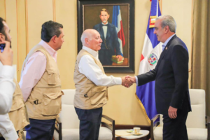Presidente Abinader recibe al jefe de la Misión de la OEA y otros observadores