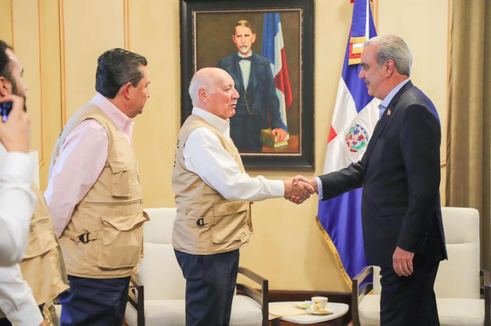 Presidente Abinader recibe al jefe de la Misión de la OEA y otros observadores