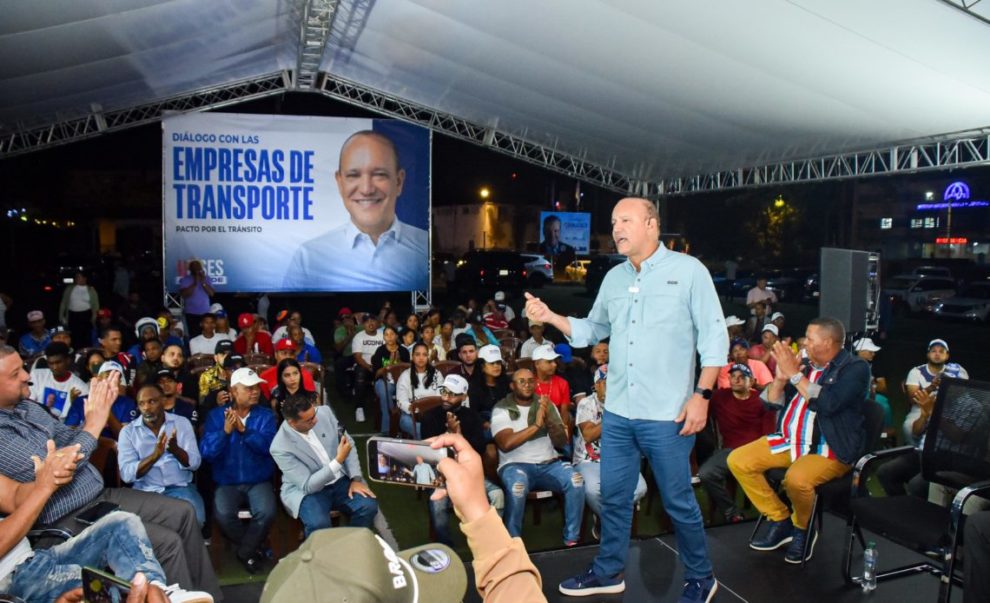 Ulises Rodríguez recibe apoyo de colectivo de empresas del transporte público de Santiago