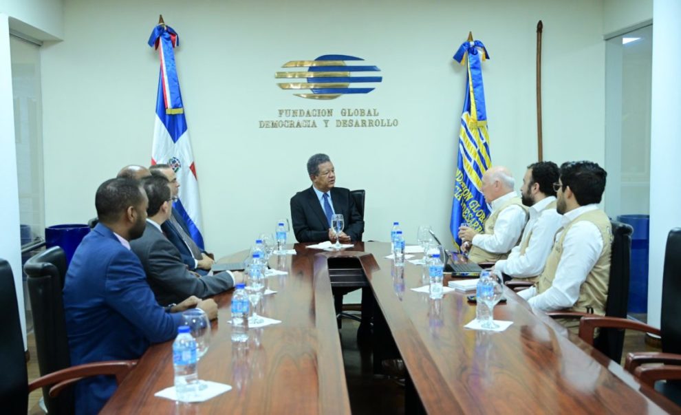 Leonel Fernández se reúne con observadores electorales de la OEA