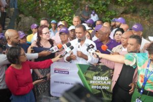 Domingo Contreras presenta programa Santo Domingo sin plástico