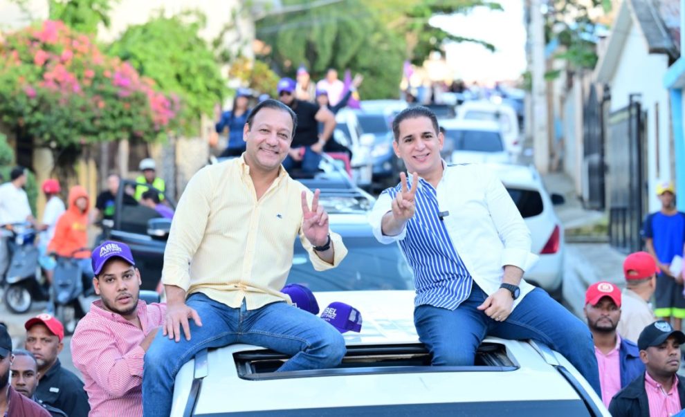 Abel y Víctor Fadul realizan masiva caravana en Santiago