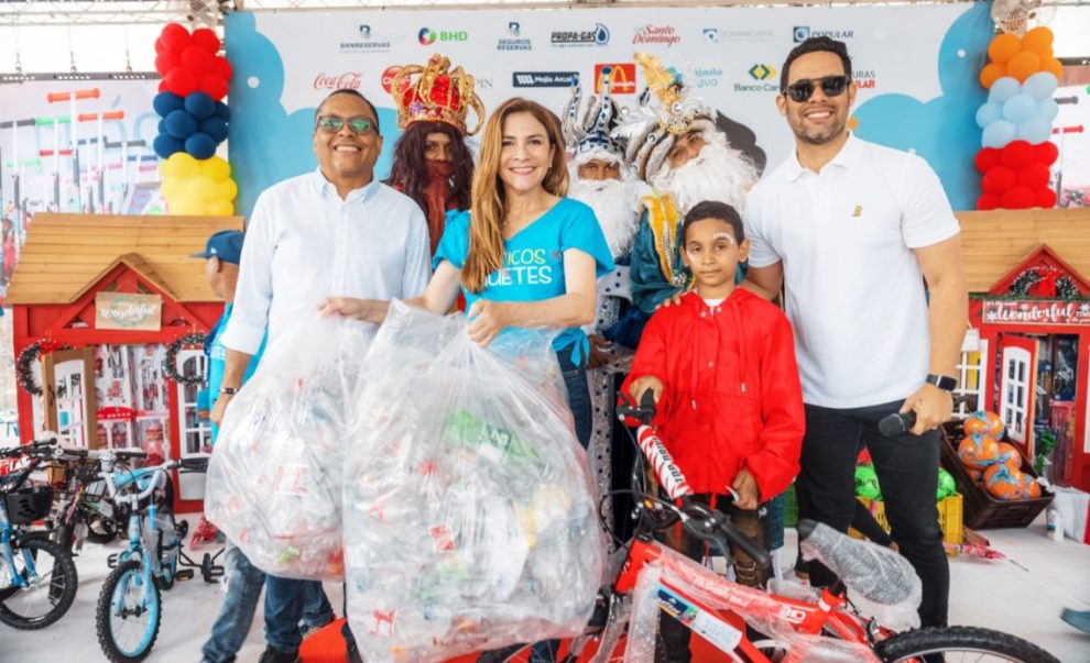 Carolina Mejía ampliará programa de plásticos por juguetes a útiles escolares