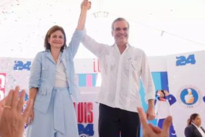 PRM formaliza inscripciones de candidaturas de Luis Abinader y Raquel Peña