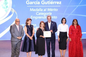 Presidente Luis Abinader galardona a 18 damas destacadas en diferentes áreas del acontecer nacional