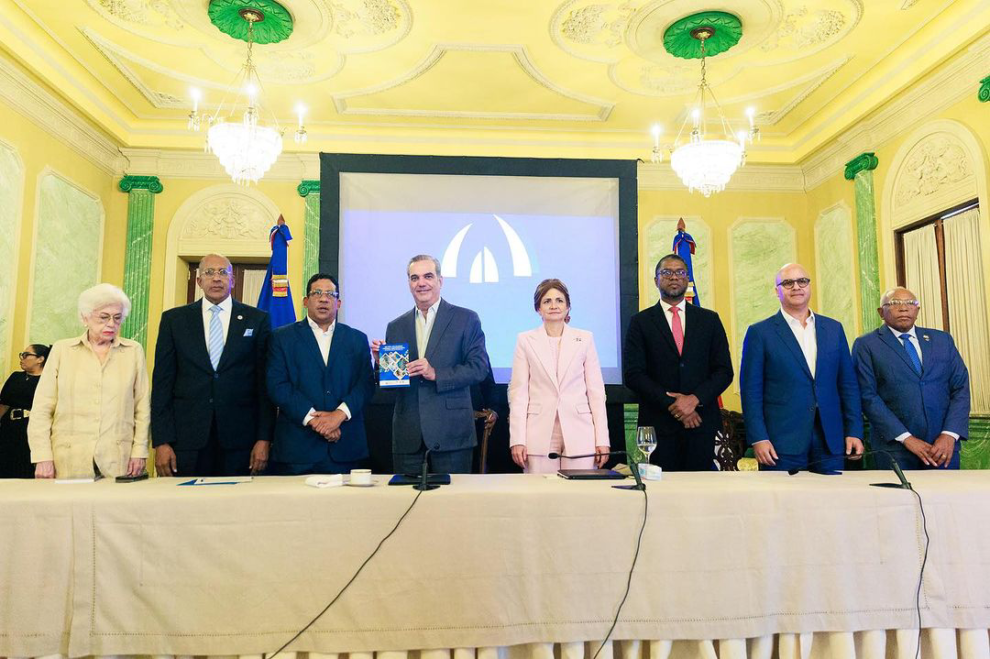Gobierno presenta nuevo reglamento de contrataciones públicas
