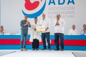 Presidente Abinader entrega subsidios por RD$250 millones a pequeños y medianos productores de huevos
