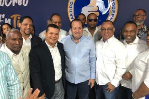Miembro del Comité Central del PLD y su equipo político se juramentan en el PRM