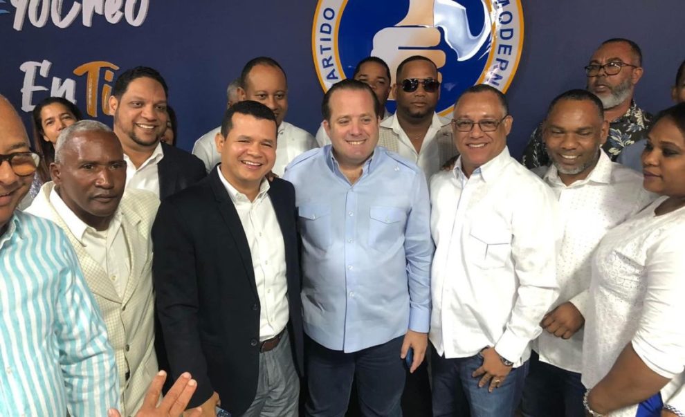 Miembro del Comité Central del PLD y su equipo político se juramentan en el PRM