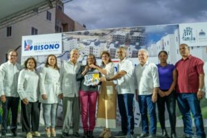 Raquel Peña encabeza entrega de 400 viviendas del Plan Familia Feliz en Manoguayabo