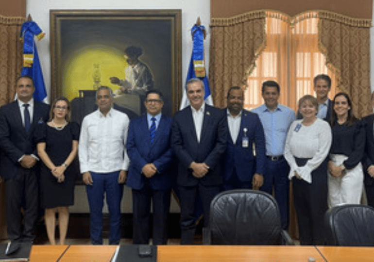 Abinader y ejecutivos ADETI comparten planes inversiones inmobiliaria en sector turismo