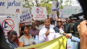 Padres, Madres y Tutores marchan contra paros de la ADP; exigen fin a la pérdida de clases