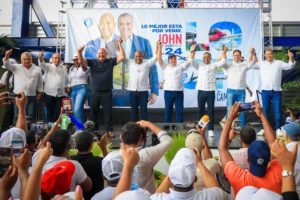 PRM juramenta ex candidato a senador Fuerza del Pueblo en Samaná y su equipo político