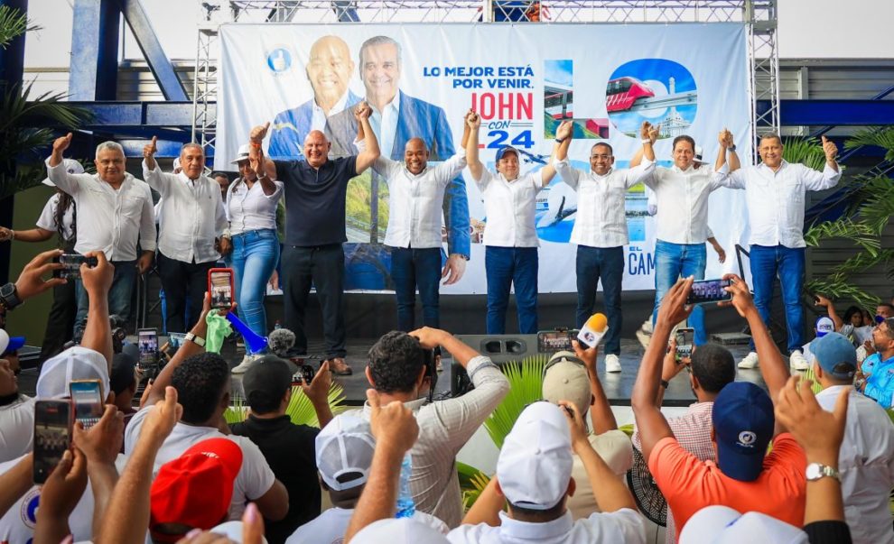 PRM juramenta ex candidato a senador Fuerza del Pueblo en Samaná y su equipo político
