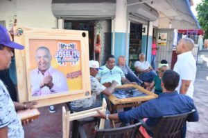 Diputado Joselito Echavarría entregó cientos de mesas de dominó a munícipes de SDE por asueto Semana Santa